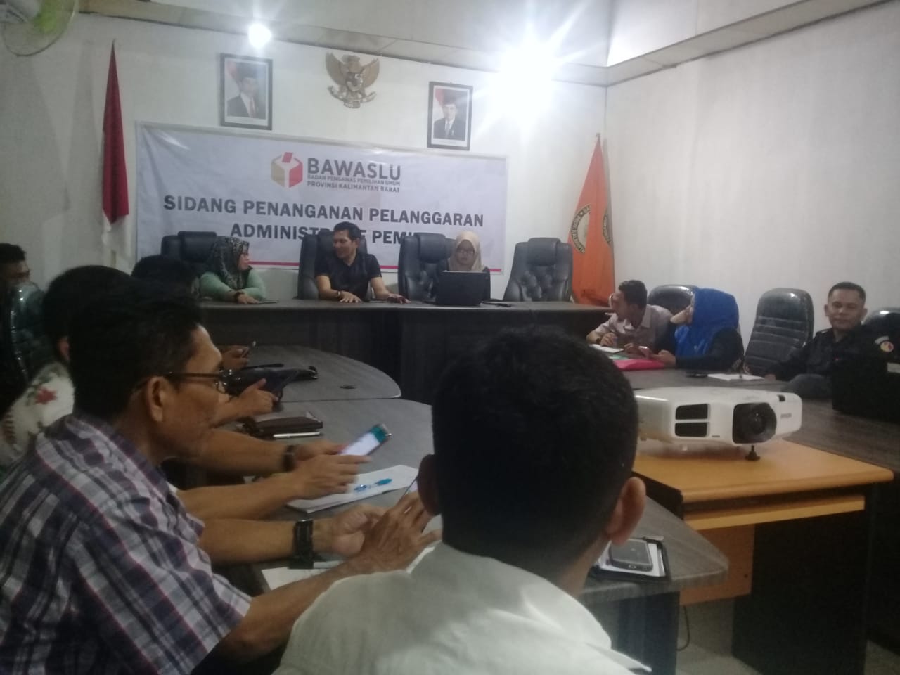 BAWASLU KALBAR MENGADAKAN RAPAT PERSIAPAN PENYUSUNAN DATA DAN INFORMASI DALAM HAL PERSIAPAN MENGHADAPI PHPU