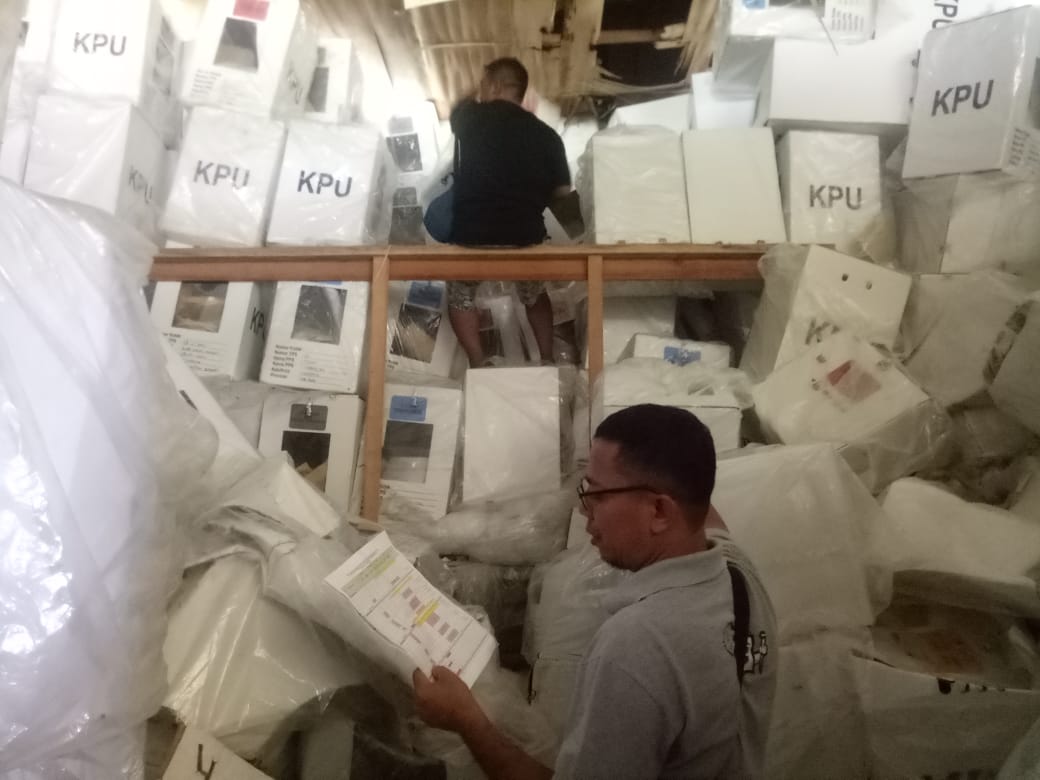 PENGAWASAN TERHADAP PENGAMBILAN BARANG BUKTI UNTUK KELENGKAPAN BERKAS PHPU YANG DILAKUKAN OLEH BAWASLU KAB. KETAPANG