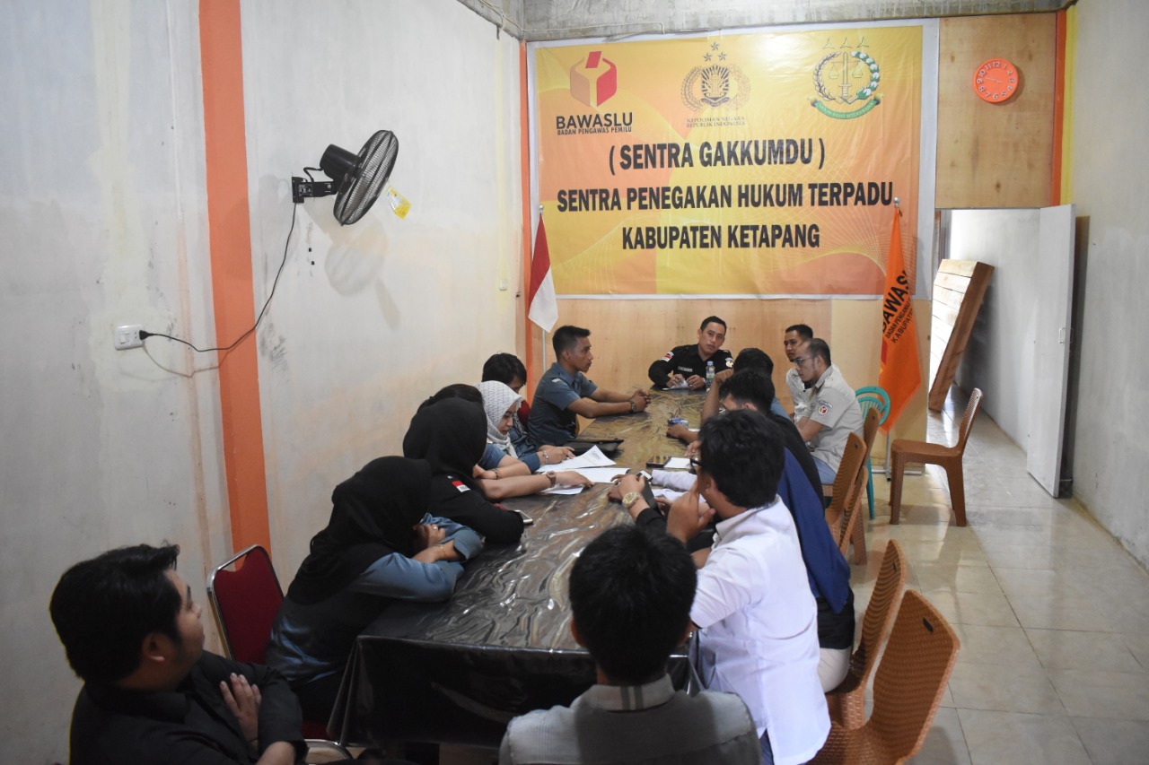 RAPAT PERSIAPAN MENGENAI KEGIATAN EVALUASI LAPORAN AKHIR KEUANGAN PANWASLU KECAMATAN SE KABUPATEN KETAPANG