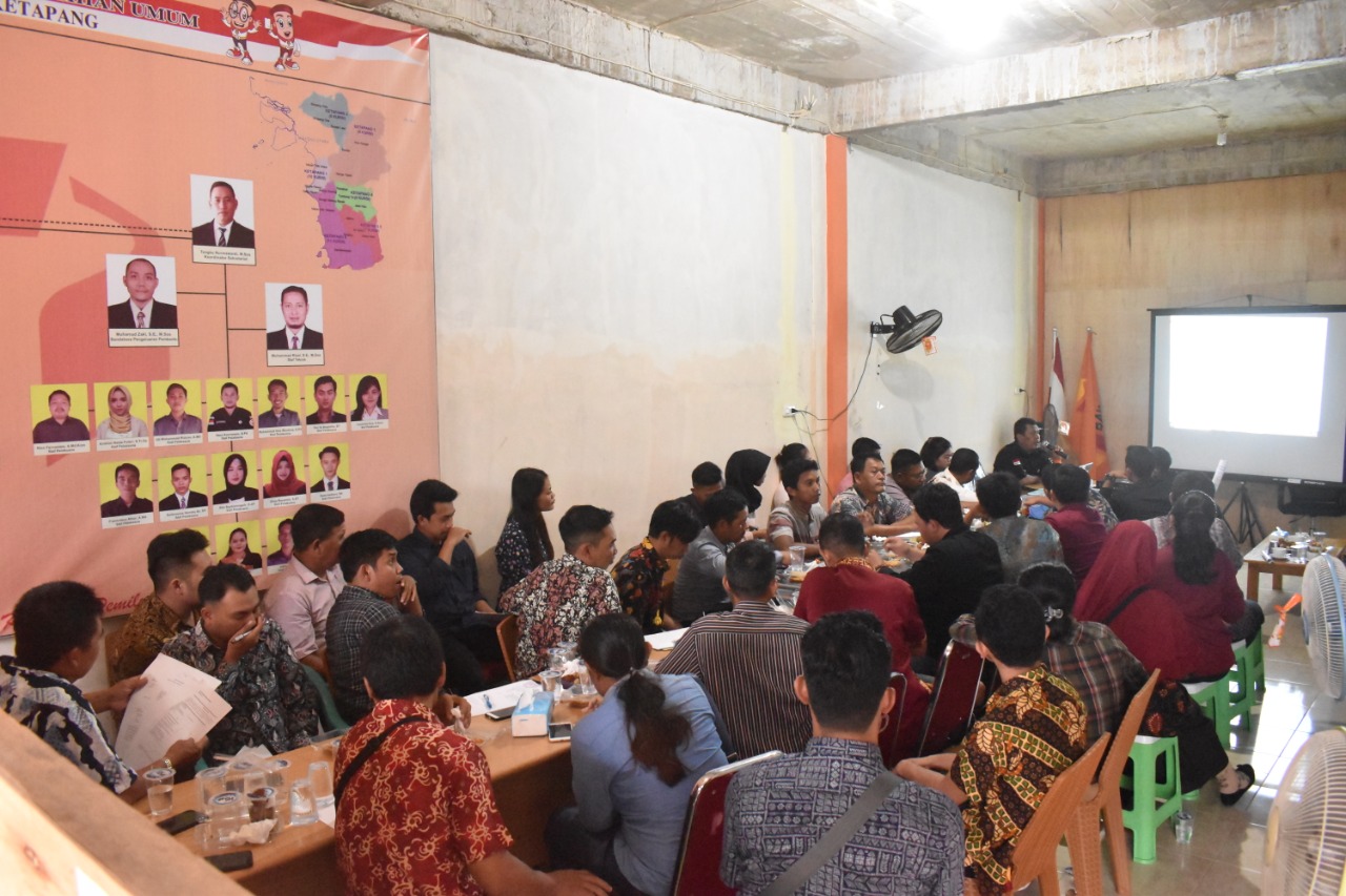 RAPAT DALAM KANTOR YANG DISELENGGARAKAN OLEH BAWASLU KETAPANG