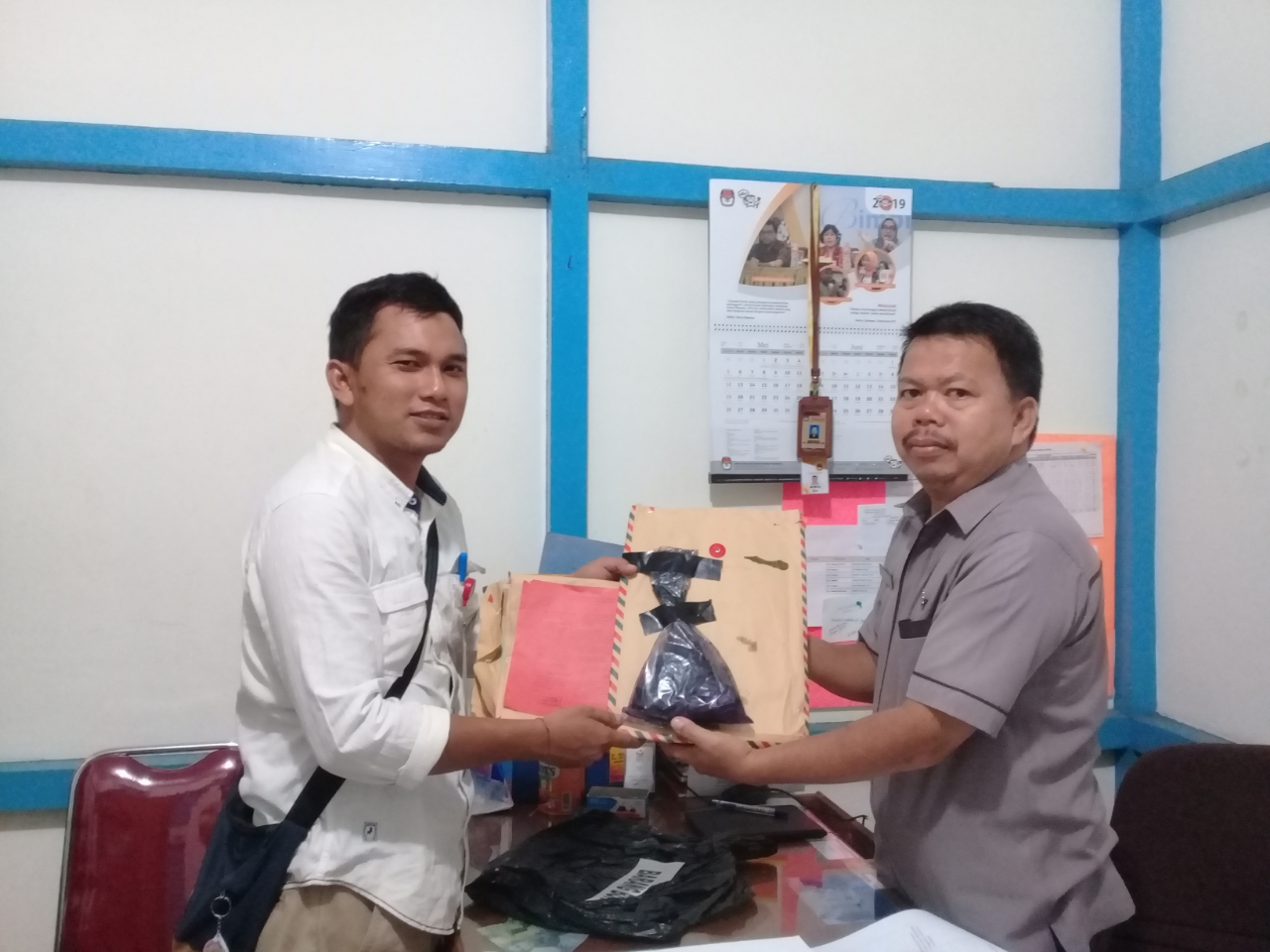 BAWASLU KABUPATEN KETAPANG MENYERAHKAN BARANG BUKTI KE KPU KAB. KETAPANG TERKAIT KASUS TINDAK PIDANA PEMILU