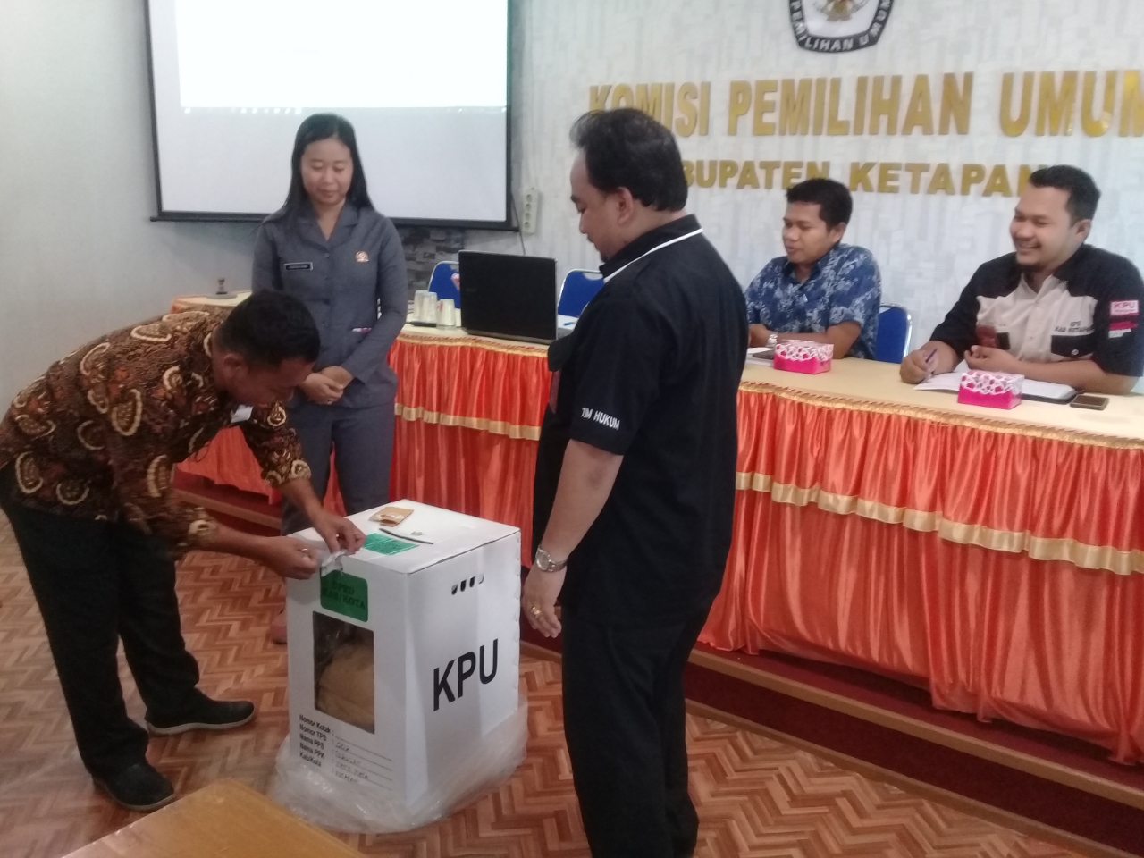 PEMBUKAAN KOTAK SUARA TPS 02 DESA TERUSAN KEC.MANIS MATA SEBAGAI TINDAK LANJUT PUTUSAN BAWASLU KABUPATEN KETAPANG