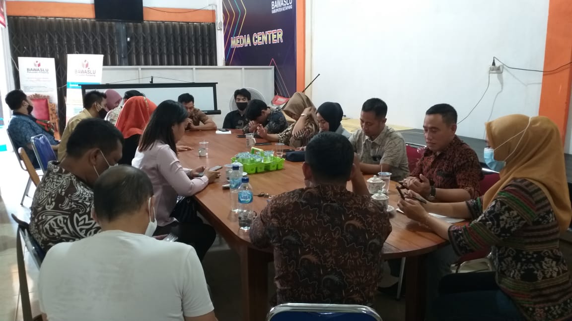 RAPAT PEMBAHASAN MATERI/KONTEN UNTUK PEMBUATAN BULETIN EDISI 3 BAWASLU PROVINSI  KALIMANTAN BARAT