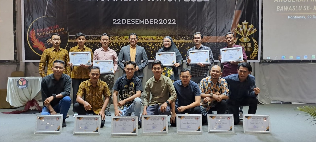 Bawaslu Kabupaten Ketapang Meraih 3 Penghargaan pada Penganugerahan Kehumasan Bawaslu Tahun 2022 Se-Kalimantan Barat di Pontianak