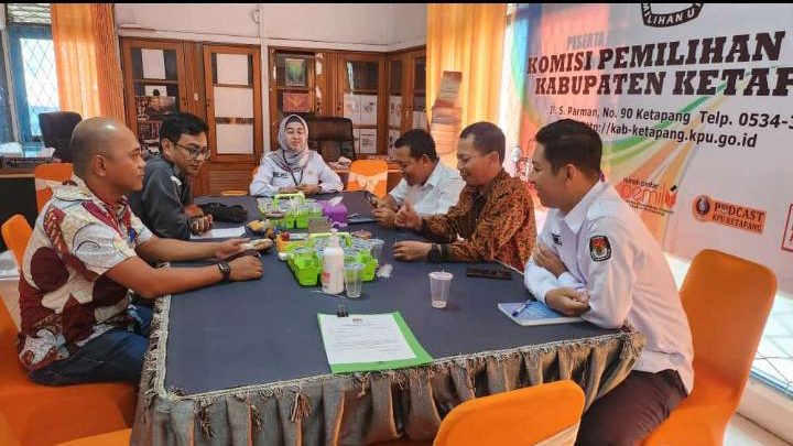 Koordinasi Bawaslu Ketapang dengan KPU Ketapang terkait dengan Tahapan Pencermatan DCT