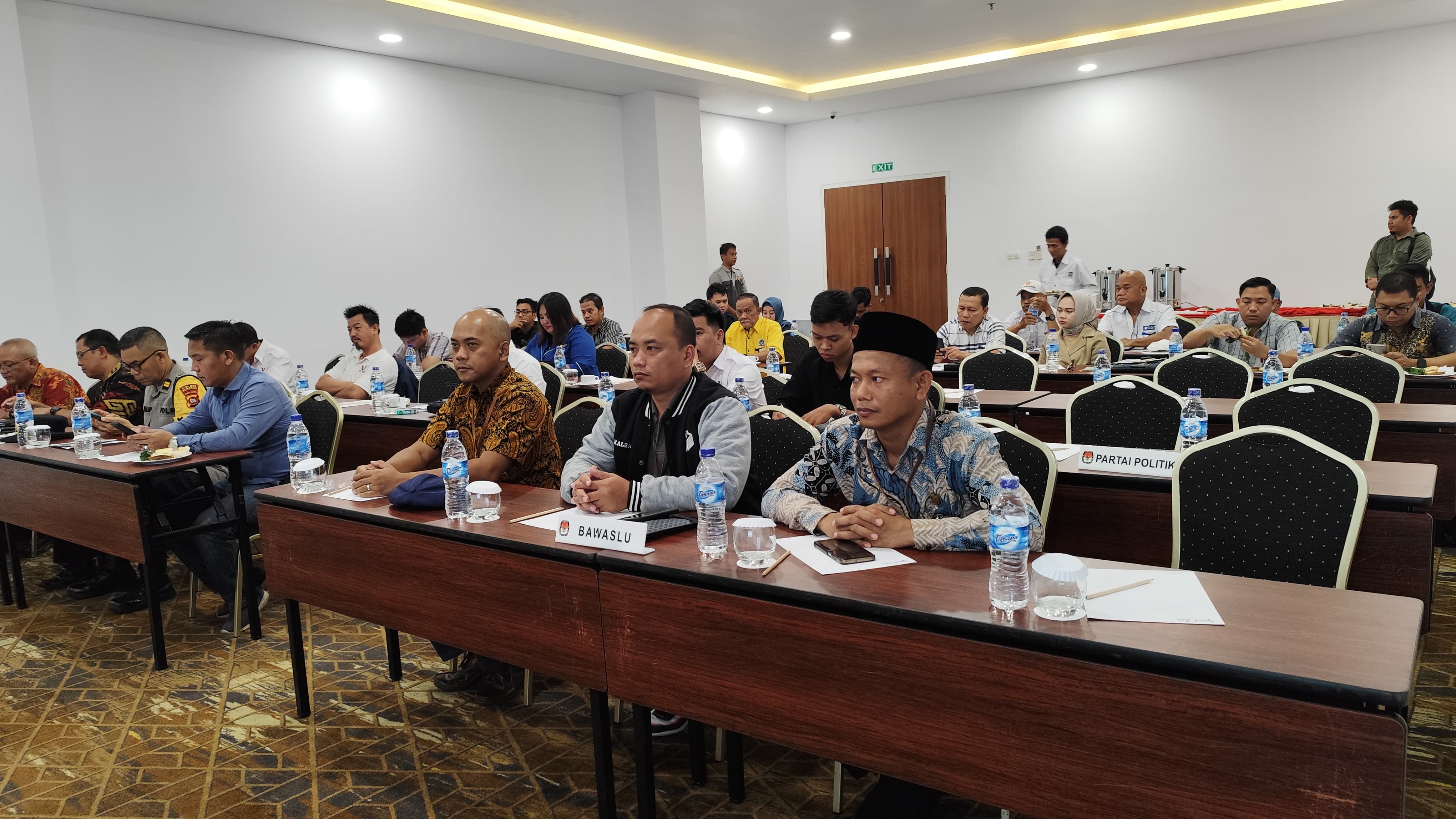 Foto Ketua dan Anggota hadir dalam rapat