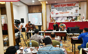 Rapat Pleno Terbuka Rekapitulasi Daftar Pemilih Sementara Hasil Perbaikan (DPSHP) Dan Penetapan Daftar Pemilih Tetap (DPT) dalam Pilkada Ketapang 2020