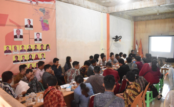 RAPAT DALAM KANTOR YANG DISELENGGARAKAN OLEH BAWASLU KETAPANG