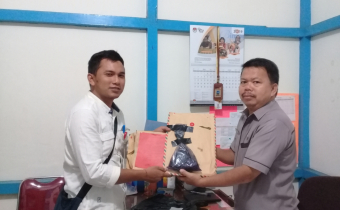 BAWASLU KABUPATEN KETAPANG MENYERAHKAN BARANG BUKTI KE KPU KAB. KETAPANG TERKAIT KASUS TINDAK PIDANA PEMILU