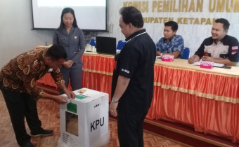 PEMBUKAAN KOTAK SUARA TPS 02 DESA TERUSAN KEC.MANIS MATA SEBAGAI TINDAK LANJUT PUTUSAN BAWASLU KABUPATEN KETAPANG