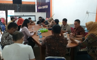 RAPAT PEMBAHASAN MATERI/KONTEN UNTUK PEMBUATAN BULETIN EDISI 3 BAWASLU PROVINSI  KALIMANTAN BARAT