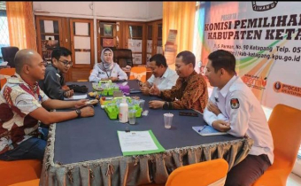 Koordinasi Bawaslu Ketapang dengan KPU Ketapang terkait dengan Tahapan Pencermatan DCT